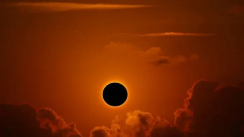Solar Eclipse 2026: आज रात लगेगा साल का आखिरी सूर्य ग्रहण, भारत में नहीं आएगा नजर