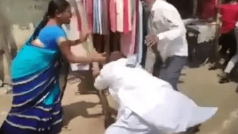 बिहार: रोहतास में महिलाओं ने रोड पर JDU लीडर को लात-घूसों से पीटा, पुलिस स्टेशन में घुसकर बचाई जान