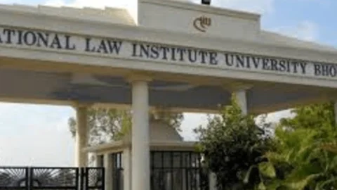 भोपाल लॉ यूनिवर्सिटी के प्रोफेसर पर FIR, 200 से अधिक girl students से sexual abuse का आरोप