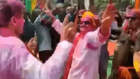 नोएडा: होली के जश्न में जमकर नाचे  पुलिस कमिश्नर आलोक सिंह और DM सुहास एलवाई