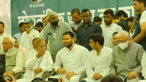 नई दिल्ली: शरद यादव की L JD का RJD में विलय