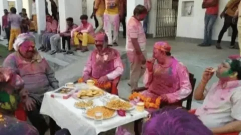 गुजरात: अतीक अहमद की साबरमती जेल में होली मनाते फोटो वायरल, FIR