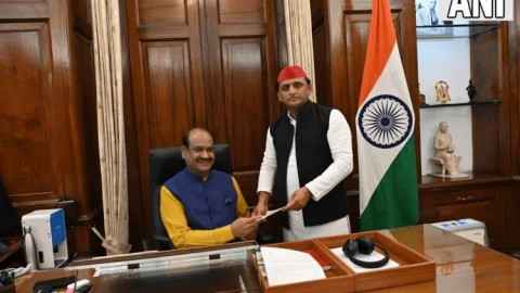 अखिलेश यादव ने आजमगढ़ संसदीय सीट छोड़ी, आजम खान ने भी एमपी से दिया इस्तीफा