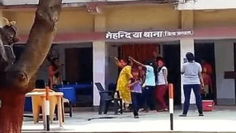 बिहार: अरवल के मेहंदिया पुलिस स्टेशन में होली का जश्न, लहंगवा लस लस करता...पर महिला कांस्टेबलों ने लगाये ठुमके