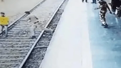 मुंबई: हाई स्पीड ट्रेन के आगे कूदा लड़का, अपनी जान पर खेलकर रेल पुलिस कांस्टेबल ने बचाया