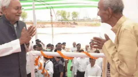 बिहार: CM नीतीश कुमार ने फतुहा विधानसभा क्षेत्र का किया भ्रमण ,पुराने साथियों से मिले