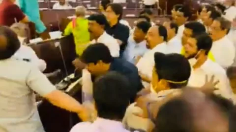 पश्चिम बंगाल: बीरभूम हिंसा पर  विधानसभा में बवाल, हाथापाई ,सुवेंदु समेत बीजेपी के पांच MLA सस्पेंड