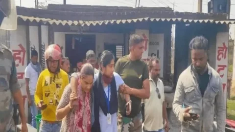 धनबाद: झरिया MLA पूर्णिमा नीरज सिंह ने की छात्रा की मदद, लोग कर जमकर रहे सराहना