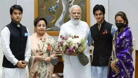 नई दिल्ली: PM नरेंद्र मोदी सपरिवार मिले ज्योतिरादित्य सिंधिया, पॉलिटिक्स में बेटे को लॉन्च करने की तैयारी !