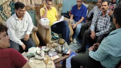 हाजीपुर: सप्लााई अफसर के पास साढ़े चार करोड़ की संपत्ति, विजीलेंस रेड में घर से मिले एक किलो गोल्ड ज्वेलरी