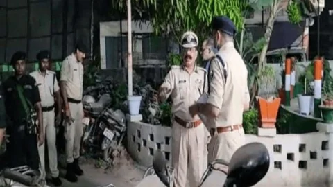 बिहार: डीजीपी एसके सिंघल रात को पहुंचे हाजीपुर टाउन पुलिस स्टेशन, हवालात का भी किया निरीक्षण