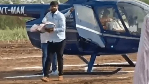 महाराष्ट्र: बेटी की पैदाईश तो अनोखे तरीके से मनाया जश्न, नवजात को हेलीकॉप्टर से लेकर पहुंचे घर