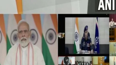 देवघर त्रिकुट पहाड़ रोपवे हादसा : PM नरेंद्र  मोदी ने रेसक्यू टीम के पन्नालाल व आर्मी जवानों से की बातचीत