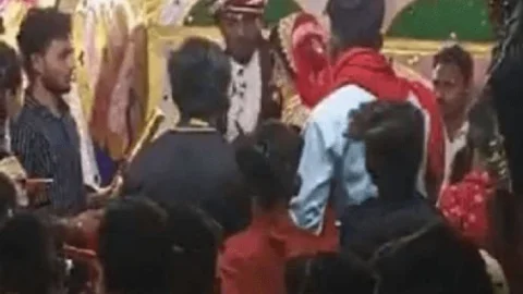 उत्तर प्रदेश: हमीरपुर में वरमाला के दौरान दुल्हन ने दुल्हे पर बरसाये थप्पड़