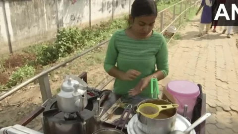 बिहार: ग्रैजुएट बेटी को नौकरी नहीं मिली तो पटना में लगाया टी स्टॉल, सात दिनों में ही छा गयी प्रियंका गुप्ता 