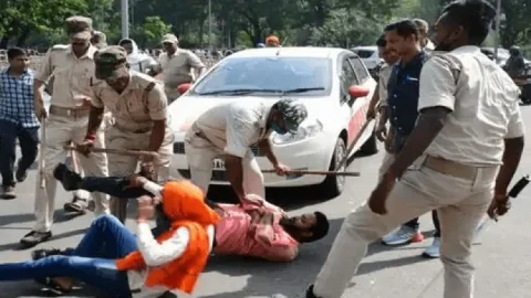 बोकारो: विस्थापितों पर लाठी चार्ज, रणक्षेत्र बना रहा BSL ADM गेट