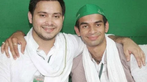 तेज प्रताप लौटे माता-पिता के घर, राबड़ी आवास के बाहर दोनों भाईयों की होर्डिंग लगी- बिहार के दो अनमोल रतन   