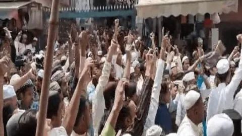 उत्तर प्रदेश: सहारनपुर में रोड पर नमाज पढ़ने का विरोध ,जामा मस्जिद के बाहर हंगामा, नारेबाजी, रोड जाम