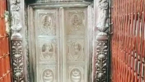 मन्नत पूरी होने पर रांची के भक्त ने मां विंध्यवासिनी मंदिर विंध्याचल में लगवाया 101 किलो का चांदी का दरवाजा