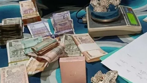 बिहार: सुपौल का DFO के ठिकानों पर विजीलेंस रेड, एक करोड़ के फ्लैट्स के कागजात, 12 बैंक अकाउंट जब्त
