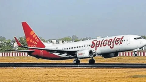 DGCA ने स्पाइसजेट की दुर्घटनाग्रस्त विमान की उड़ान रोकी, पूरे क्रू को रोस्टर से हटाया, 17 पैसेंजर्स घायल, दो ICU में
