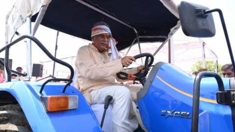 छत्तीसगढ़:  माटीपूजन पर दिखा CM भूपेश बघेल ट्रैक्टर लेकर खेत में उतरे, जुताई कर धान का बीज भी रोपा