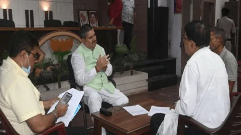 बिहार: मिनिस्टर रामसूरत राय की सलाह से फरियादी नाराज,कहा- ठीक है, तब वोट भी कोर्ट से ही ले लीजियेगा
