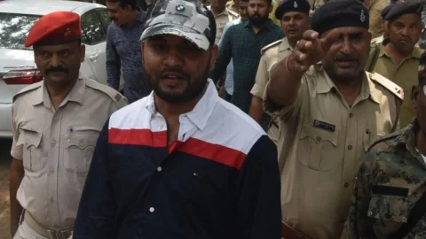 Dhanbad:उत्तर प्रदेश के कुख्यात गैंगस्‍टर मुन्‍ना बजरंगी से मुलाकात के बाद अमन सिंह बना शार्प शूटर  
