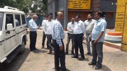धनबाद: इलिगल कोल माइनिंग से  कोलकाता-दिल्ली रेल लाइन को खतरा नहीं
