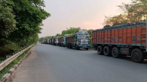 पश्चिम  बंगाल ने कोयला लदे वाहनों के इंट्री पर लगाई रोक, झारखंड बोर्डर पर लगा जाम