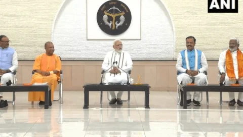 उत्तर प्रदेश : पीएम नरेंद्र मोदी ने योगी के मिनिस्टर्स को पढ़ाया सुशासन का पाठ, टीम योगी के साथ किया डिनर