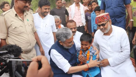 बिहार: नालंदा के सोनु कमार से सुशील मोदी ने की मुलाकात, तेज प्रताप ने वीडियो कॉल से की बात