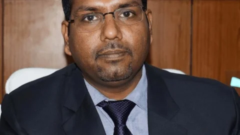 बिहार: गया के एक्स डीएम IAS अफसर अभिषेक सिंह पर FIR,  कीमती पेड़ों को गायब करने का आरोप   
