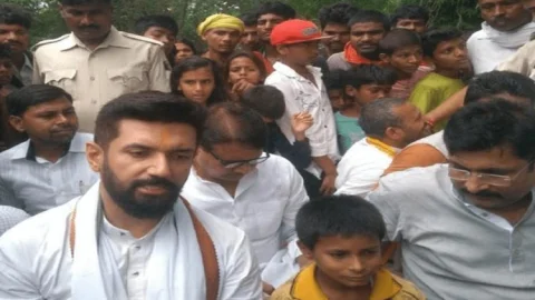बिहार: नालंदा के चर्चित सोनू से मिले एमपी चिराग पासवान, आर्थिक मदद किये, कहा-मदद आगे भी जारी रहेगी
