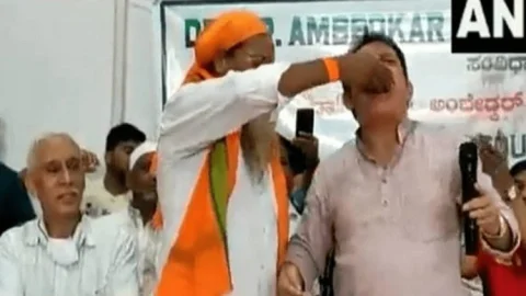 कनार्टक: कांग्रेस MLA ने दलित स्वामीजी के मुंह से निकालकर खाया खाना, Videoवायरल   