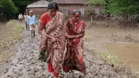 असम: कीचड़ में घुसकर कछार बाढ़ प्रभावित लोगों तक पहुंच रही महिला IAS अफसर
