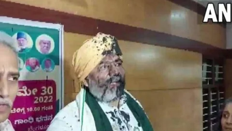 कर्नाटक में  किसान लीडर राकेश टिकैत पर फेंकी गई स्याही, प्रेस कॉन्फ्रेंस में हुआ हमला, तीन लोग कस्टडी में