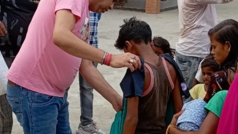 HMS उपाध्यक्ष रणविजय सिंह पहुंचे बिहार, पैतृक गांव में जरुरतमंद बच्चों के बीच वस्त्र वितरित किया  