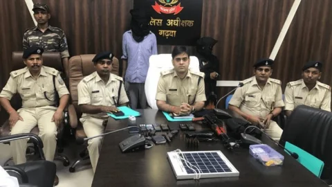 गढ़वा पुलिस ने भाकपा माओवादी भानु सिंह खरवार व उसकी प्रेमिका को जंगल में किया अरेस्ट, एके-47 बरामद