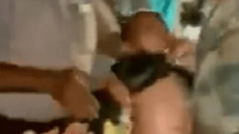 गुजरात: 300 फीट गहरे बोरवेल में गिरे डेढ़ साल के बच्चे को आर्मी ने बचाया, सोशल मीडिया पर खूब हो रही प्रशंसा, (देखें Video)