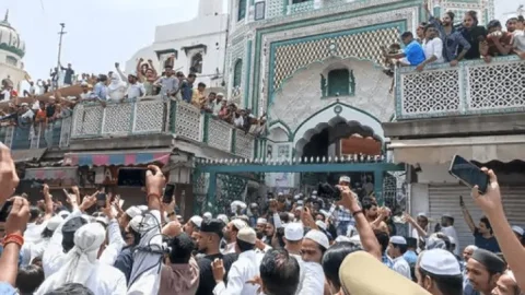 जुमे की नमाज के बाद देशभर के मस्जिदों के बाहर प्रदर्शन,प्रयागराज व रांची में बवाल, लाठीचार्ज, पुलिस अफसर चोटिल