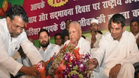 बिहार: लालू यादव ने अपना 75वां जन्‍मदिन पर काटा 75 किलो का लड्डू, कई कार्यक्रमों का आयोजन