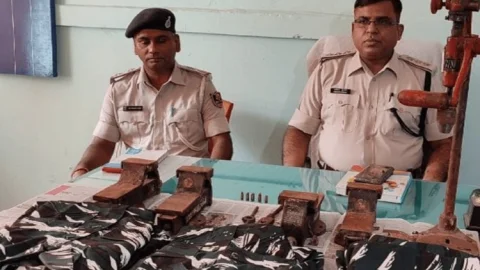 बिहार: मुंगेर के जंगल में गन फैक्ट्री का खुलासा, आर्म्स और गोलियों के साथ-साथ वर्दी भी बरामद 