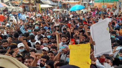 बिहार: अग्‍न‍िपथ स्‍कीम के विरोध में बवाल, बक्‍सर में ट्रेन रोकी, मुजफ्फरपुर और बेगूसराय में रोड पर आगजनी