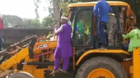 उत्तर प्रदेश: बहराइच में JCB पर चढ़कर दुल्हन को लेने पहुंचा दूल्हा
