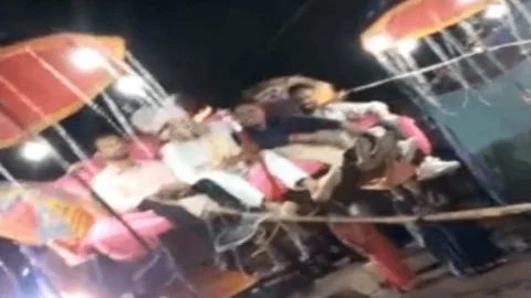 मध्य प्रदेश: बैतूल जिले में अनोखी शादी, बुलडोजर में सवार होकर दुल्हा पहुंचा दुल्हन के घर