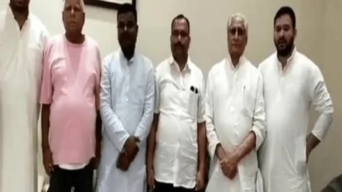 बिहार: तेजस्वी यादव ने असदुद्दीन ओवैसी को दिया बड़ा झटका, AIMIM  के पांच में से चार MLA आरजेडी में शामिल