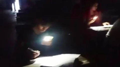 बिहार: मुंगेर में एग्जाम के समय हुई बिजली गुल, मोबाइल फोन की रोशनी में ग्रेजुएशन के स्टूडेंट ने दी एग्जाम