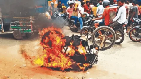 बिहार: बक्सर में  सड़क पर युवक ने खुद की बाइक फूंक डाली, पेट्रोल भराने का पैसा नहीं था, इसलिए बाइक जलायी