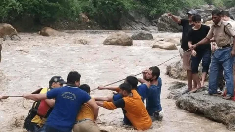 उत्तराखंड: देहरादून के गुच्चुपानी में पिकनिक मनाने के लिए आये 11 लोग फंसे, रेसक्‍यू में सभी सुरक्षित निकाला गया